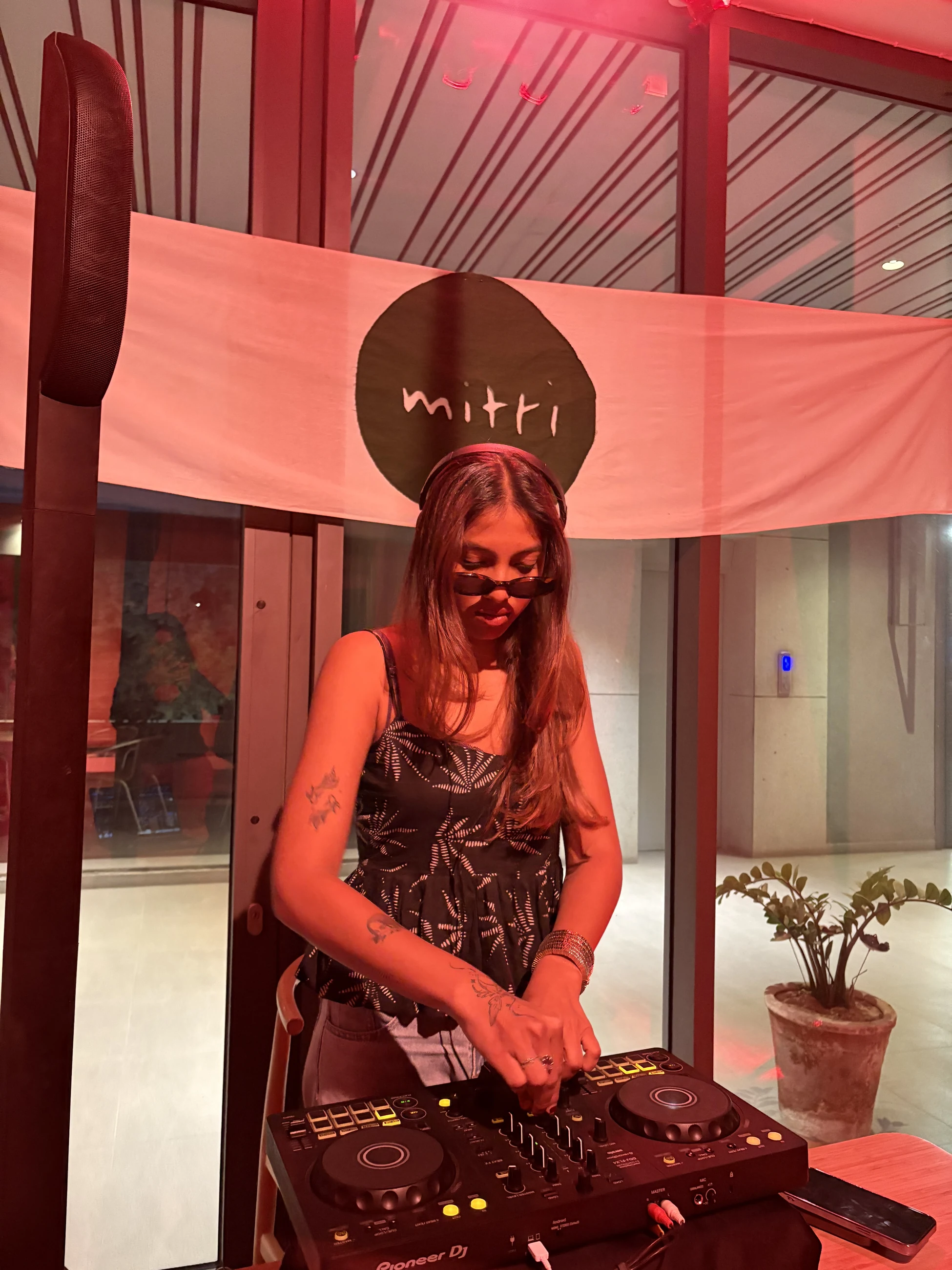 A performer at a Mitti music evening